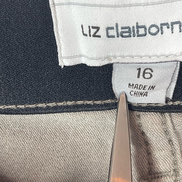 Liz Claiborne Women’s Mid Rise Slim Fit Denim Jeans Plus Size 16 - Picture 6 of 9